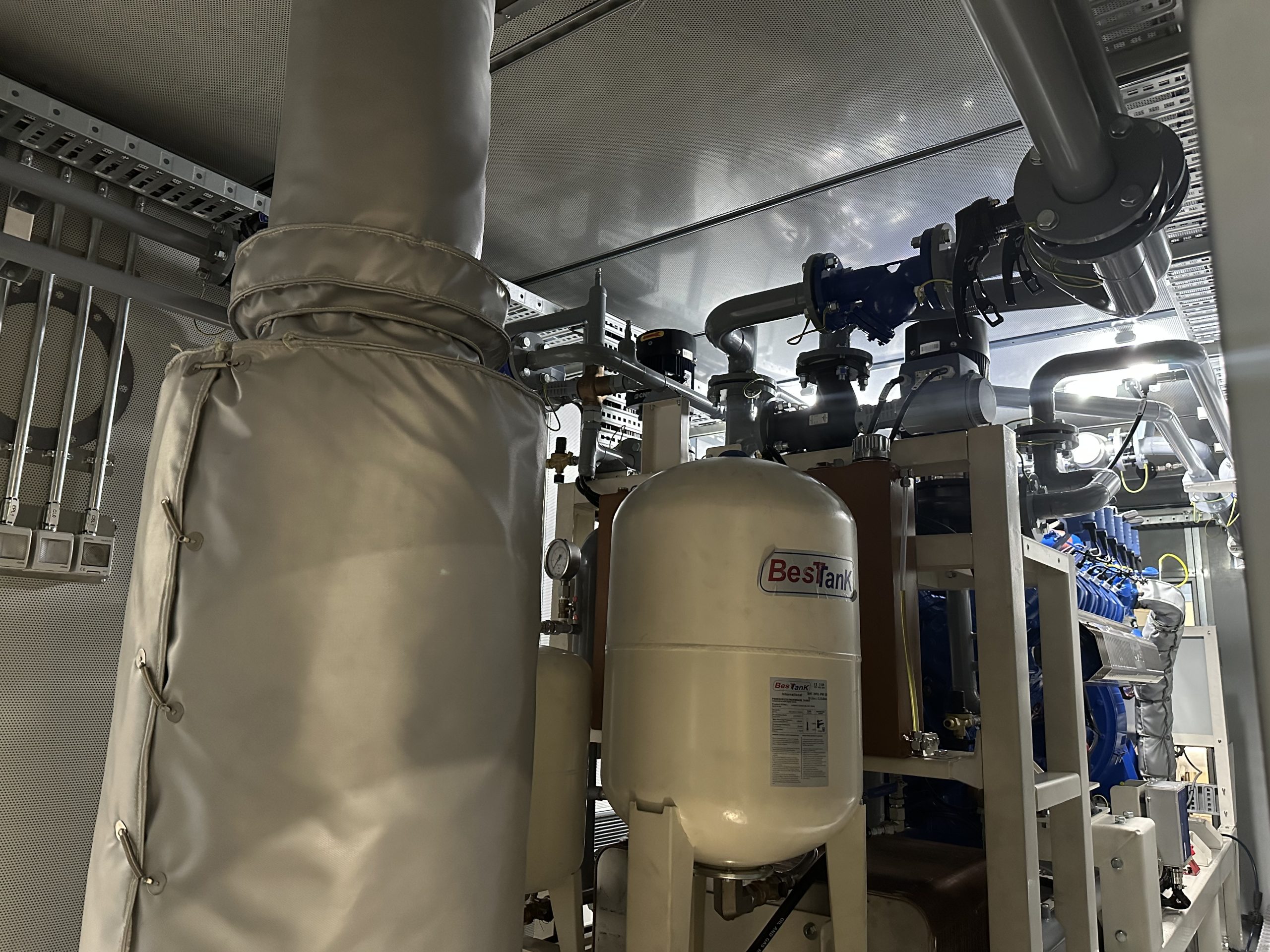 The expansion tank is used to balance the pressure of the water system of the buffer unit scaled